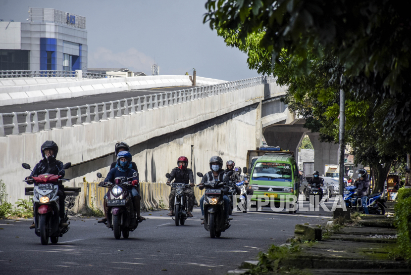 Kendaraan melintas di samping area pembangunan Jembatan Layang (Flyover) Kopo di Jalan Soekarno Hatta, Kota Bandung, Jumat (13/5/2022). Polisi mengatakan uji coba Flyover Kopo berhasil mengurai kemacetan di daerah itu.