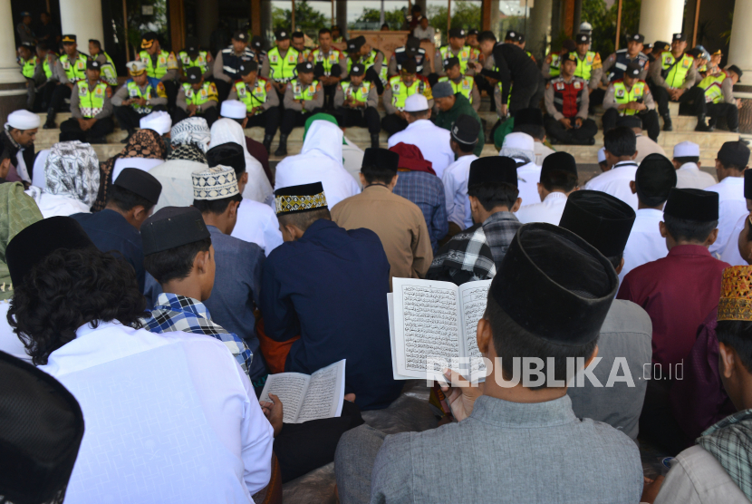 Sejumlah anggota ormas Islam bersama para santri membaca surat Yasin secara bersama-sama.