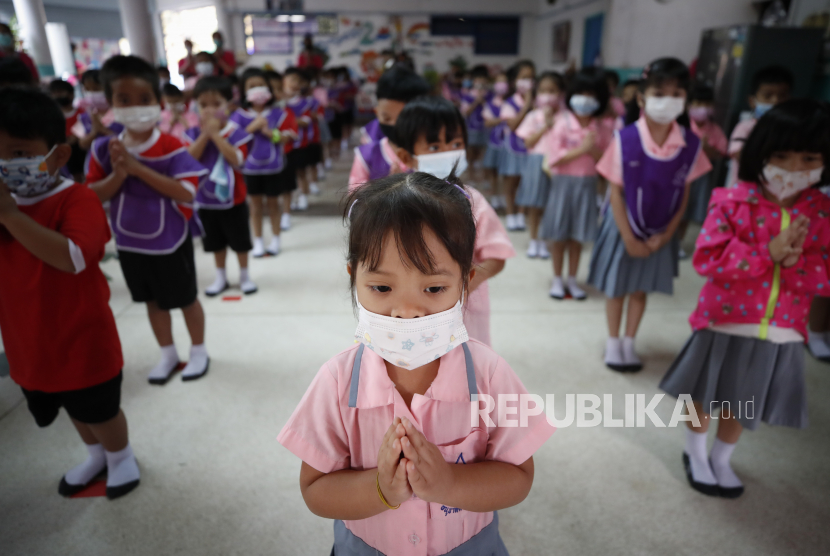 Belasan RS di Bangkok Tangguhkan Tes Covid-19. Siswa muda yang mengenakan masker pelindung berbaris dan menyapa guru mereka pada hari pertama sekolah dibuka kembali, di taman kanak-kanak di Bangkok, Thailand, 01 Februari 2021. Sekolah-sekolah di Thailand dibuka kembali pada 01 Februari 2021 menyusul pelonggaran pembatasan COVID-19. 