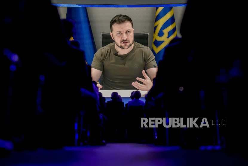 Presiden Ukraina Volodymyr Zelenskyy. Ukraina mengatakan pasukannya mungkin harus mundur dari kantong perlawanan terakhir di Luhansk demi menghindari penangkapan pasukan Rusia.