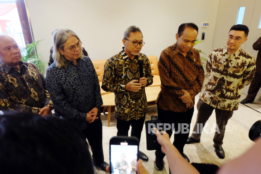 Menteri Perdagangan Zulkifli Hasan (tengah) saat mengunjungi data center E1 milik DCI Indonesia, Kamis (21/3/2024).