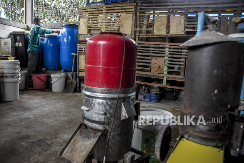 Kurangi Volume Sampah, Lewat Program Waste To Food Bandung | Republika ...