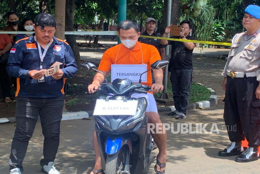 Tersangka Bripda Haris Sitanggang (HS) seorang anggota Densus 88 Antiteror Polri, turut dihadirkan dalam rekonstruksi kasus pembunuhan sopir taksi online, digelar di Mapolda Metro Jaya, Jakarta Selatan, Kamis (16/2).