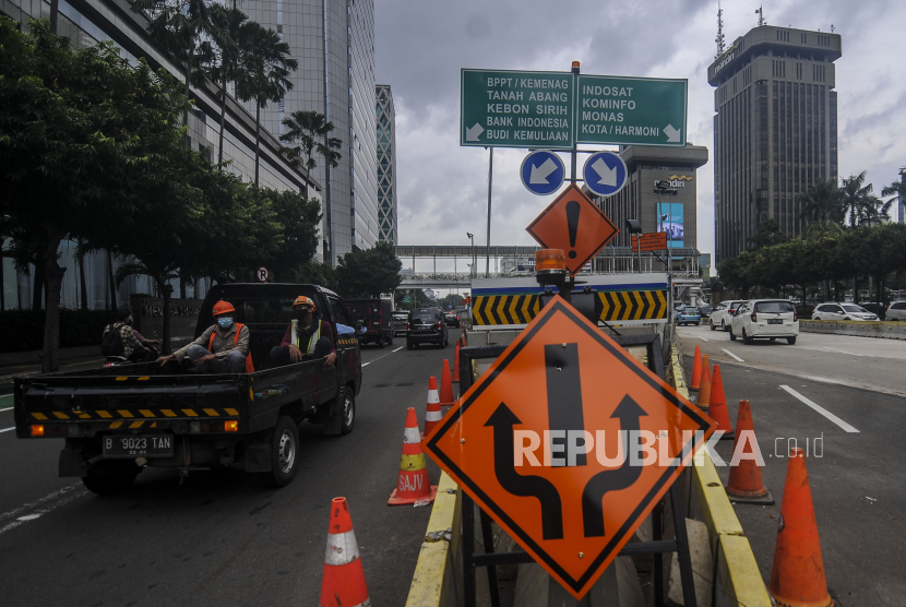 Sejumlah kendaraan melintasi Jalan MH Thamrin, Jakarta, Kamis (25/2). Pengamat Badan Usaha Milik Negara (BUMN) Toto Pranoto menilai melambannya kinerja BUMN sektor konstruksi tak lepas dari adanya pandemi covid-19. 