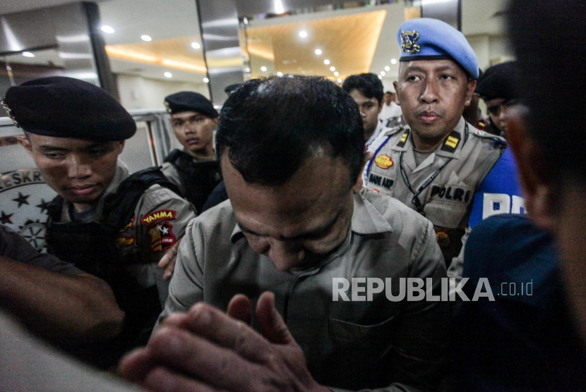 Ketua KPK Non Aktif Firli Bahuri tertunduk. Kejati DKI Jakarta masih menunggu berkas perkara Firli Bahuri dari kepolisian.