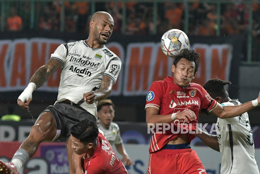 Pesepak  bola Persija Jakarta Hansamu Yama (kanan) berebut bola atas dengan pesepak bola Persib Bandung  David Da Silva (kiri) pada lanjutan Liga 1 di Stadion Patriot Chandrabhaga, Bekasi, Jawa Barat, Jumat (31/3/2023). Babak pertama skor 1-0 untuk Persija Jakarta. 