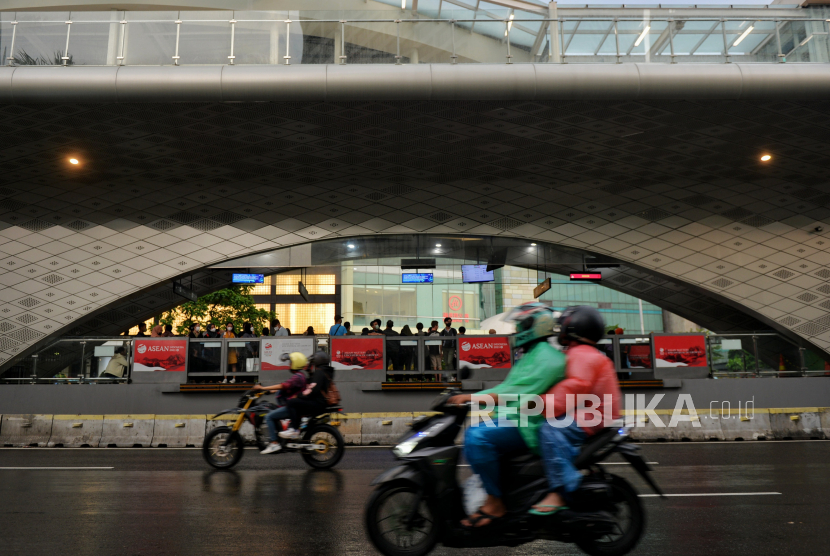 Pekerja menunggu bus transjakarta di Halte Tosari di kawasan Perkantoran Sudirman, Jakarta, Rabu (26/4/2023). Transjakarta menyesuaikan rute pelayanan karena adanya aksi memperingati Hari Buruh 2023.