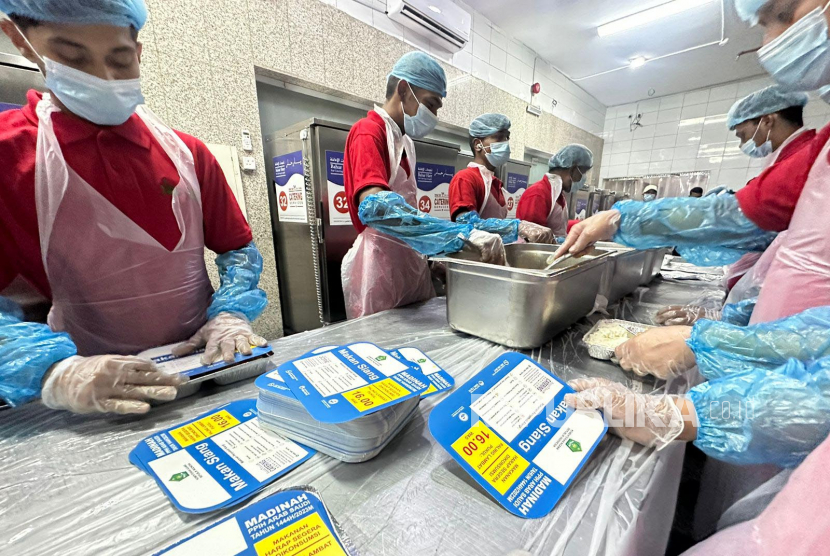 Sebanyak 5.7 juta boks makanan disiapkan layanan konsumsi Daker Madinah selama jamaah haji Indonesia berada di Madinah pada 2023. Dengan rincian, gelombang pertama 2,64 juta boks makanan dan gelombang kedua 3,07 juta boks makanan. 