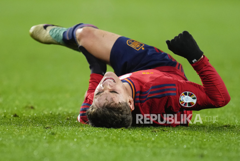 Pemain Spanyol Gavi Paez menahan sakit setelah kakinya cedera saat pertandingan sepak bola kualifikasi grup A Euro 2024 antara Spanyol dan Georgia di Stadion Jose Zorrilla di Valladolid, Spanyol, Senin (20/11/2023)dini hari WIB.