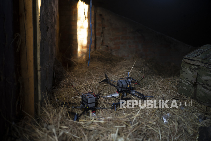 Drone yang berisi peluru bahan peledak tergeletak di dalam gudang jerami di garis depan di pinggiran Kremmina, Ukraina,  beberapa waktulalu.