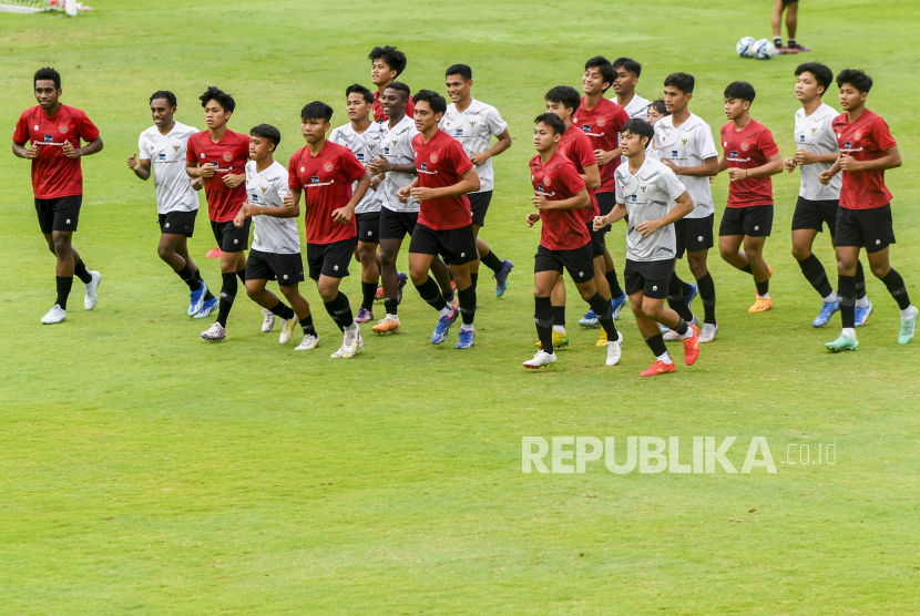 Pesepak bola Timnas U-20 Indonesia mengikuti sesi latihan di Lapangan ABC, Senayan, Jakarta, Kamis (4/1/2024). Timnas U-20 Indonesia melakukan pemusatan latihan hingga 28 Januari 2024 di Jakarta guna mempersiapkan Piala AFF U-19 2024 serta kualifikasi Piala Asia U-20 2025. 
