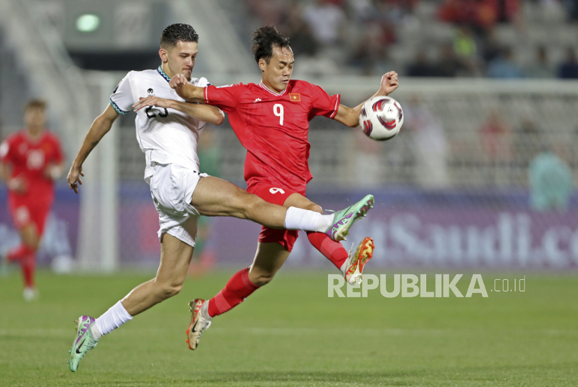 Indonesia Justin Hubner vies for the ball with Vietnam Nguyen Van Toan, right, during the Asian Cup Group D soccer match between Vietnam and Indonesia at Abdullah Bin Khalifa Stadium in Doha, Qatar, Friday, Jan. 19, 2024.