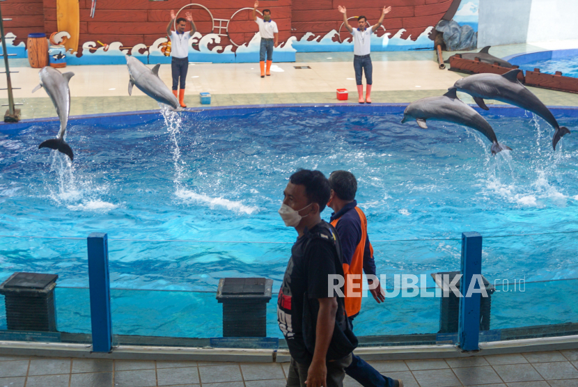 Petugas Satgas Covid-19 Kabupaten Batang memantau simulasi pembukaan wisata di Batang Dolphins Center, Kabupaten Batang, Jawa Tengah, Ahad (29/8).