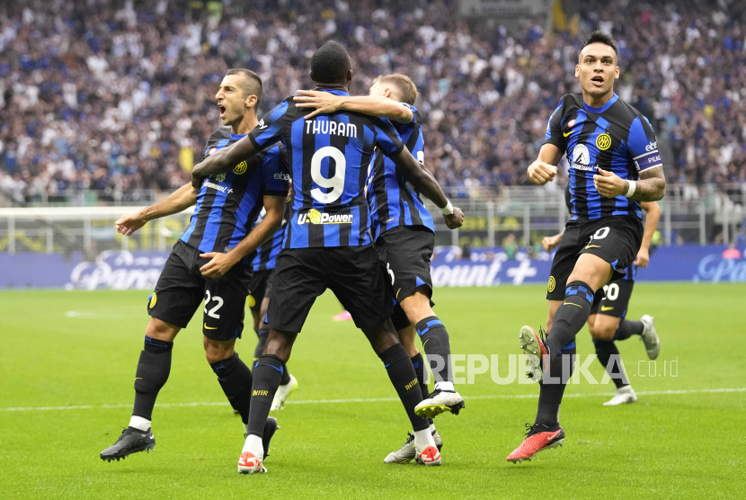 Para pemain Inter Milan merayakan gol Henrikh Mkhitaryan ke gawang AC Milan dalam laga Derby della Madonnina di Serie A Liga Italia. Inter mengalahkan Milan 5-1..