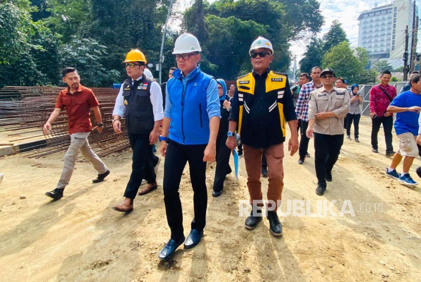 Gubernur Jawa Barat Ridwan Kamil, didampingi Wali Kota Bogor Bima Arya Sugiarto, meninjau progres pembangunan Jembatan Otista Kota Bogor, Jumat (21/7/2023).