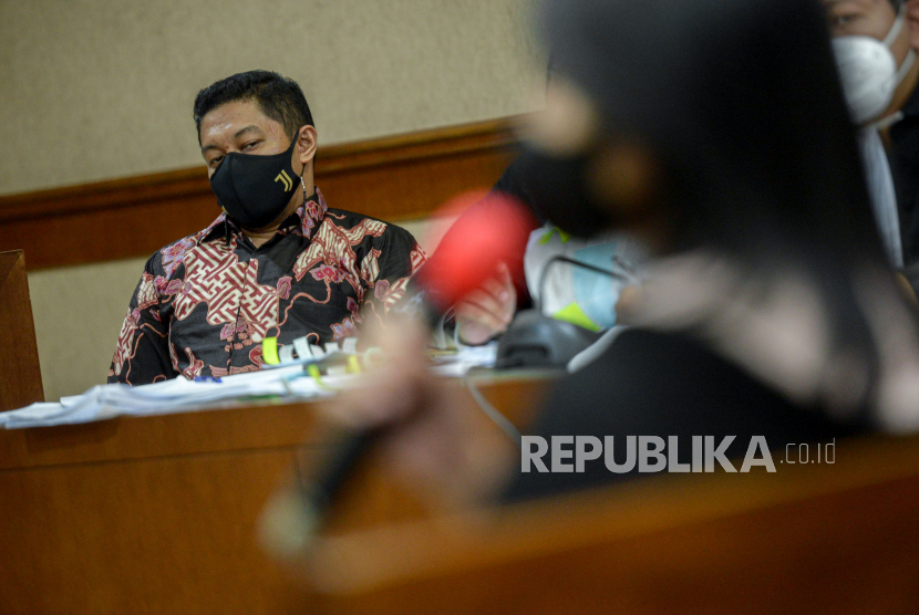 Terdakwa mantan penyidik KPK Stepanus Robin Pattuju mendengarkan keterangan saksi saat sidang lanjutan terkait kasus dugaan suap penanganan perkara di Pengadilan Tipikor, Jakarta Pusat, Senin (20/9). Sidang tersebut beragendakan pemeriksaan sejumlah saksi yang dihadirkan Jaksa Penuntu Umum (JPU) KPK diantaranya Agus Susanto pihak swasta, adik pacar terdakwa Riefka Amalia, dan teman wanita terdakwa Rizki Cinde. Republika/Thoudy Badai