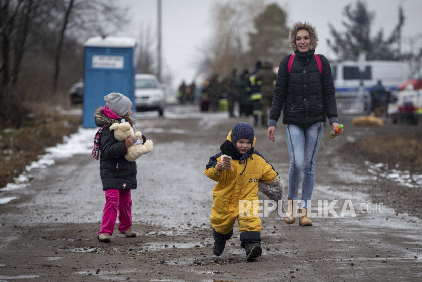 Sebanyak 44 anak dari panti asuhan di Ukraina timur menetap di sebuah resor di kota Trakai, Lithuania.