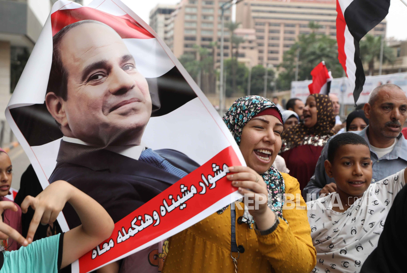 Pendukung Presiden Mesir Abdel Fattah al-Sisi berpartisipasi dalam unjuk rasa untuk mendukung pencalonannya di negara tersebut.