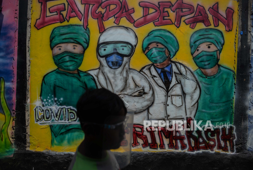 Warga beraktivitas di kampung Siaga Covid-19 di Kampung Rawa Pasung RW22, Kota Baru, Kota Bekasi, Jawa Barat, Selasa (28/7). Berdasarkan laporan harian Satgas Penanganan Covid-19, jumlah kasus baru Covid-19 di Indonesia masih terus meningkat. (Ilustrasi)