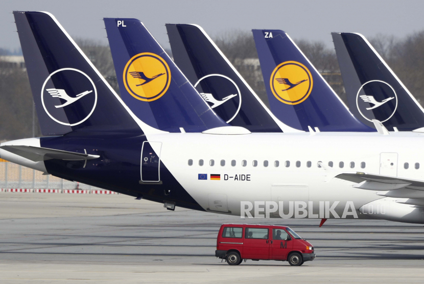  FILE --Dalam file foto Kamis, 26 Maret 2020 ini, pesawat Lufthansa Jerman duduk terparkir di barisan di bandara di Munich, Jerman. Lufthansa mengatakan harus membatalkan 800 penerbangan pada hari ini, Jumat (2/9/2022).