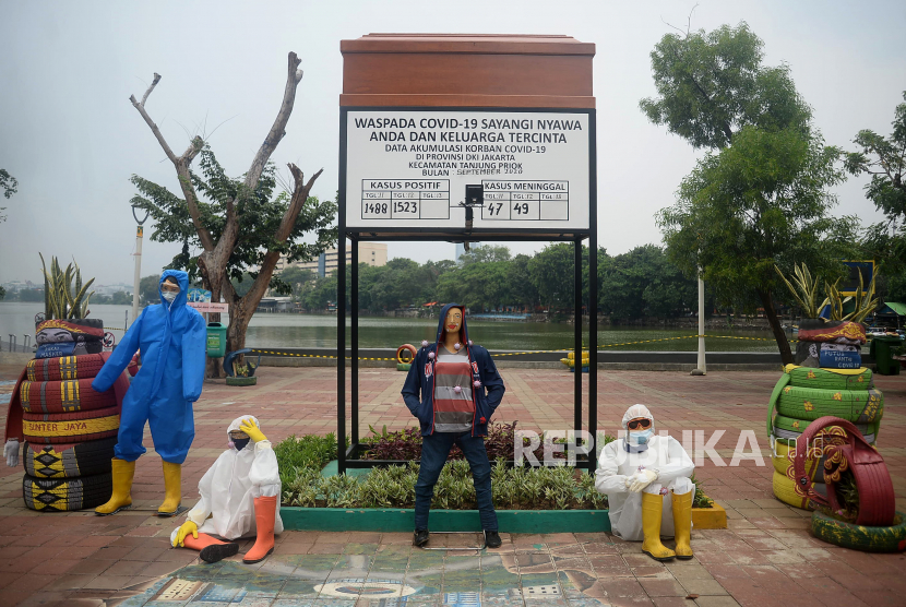 Sejumlah manekin dengan mengenakan APD terpasang di Kawasan Danau Sunter, Jakarta. Kelurahan Sunter Jaya melakukan penutupan sementara kawasan Danau Sunter untuk mengendalikan lonjakan kasus penularan Covid-19 mulai 23 Juni 2021. Prayogi/Republika