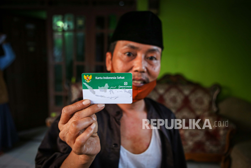 Seorang warga menunjukkan Kartu Indonesia Sehat BPJS Kesehatan. (Ilustrasi)