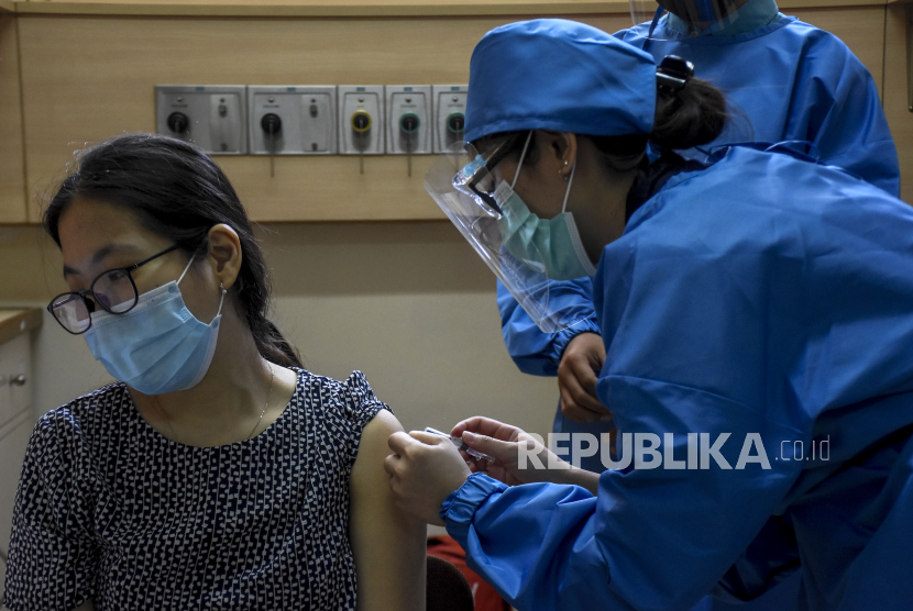 Petugas medis menyuntikkan calon vaksin Covid-19 kepada relawan saat simulasi Uji Klinis Vaksin Covid-19 di Rumah Sakit Pendidikan Universitas Padjadjaran, Jalan Prof. Eyckman, Kota Bandung, Kamis (6/8). Simulasi tersebut dilakukan untuk melihat kesiapan tenaga medis dalam penanganan dan pengujian klinis tahap III vaksin Covid-19 yang dimulai pada Selasa (11/8) di Kota Bandung.