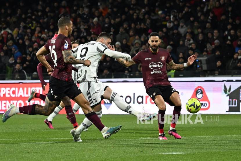 Pemain Juventus Dusan Vlahovic mencetak skor 3-0 pada pertandingan sepak bola Serie A Italia Salernitana AS vs Juventus FC di stadion Arechi di Salerno, Italia, Rabu (8/2/2023) dini hari WIB.