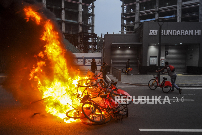 Sejumlah sepeda dibakar saat aksi di Jakarta, Kamis (8/10). Dalam aksi yang berakhir ricuh tersebut mereka menolak disahkannya Undang-Undang Cipta Kerja (Omnibus Law) karena dinilai merugikan buruh dan pekerja. Republika/Putra M. Akbar