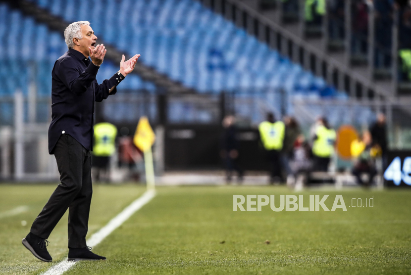 Pelatih Roma Jose Mourinho bereaksi selama pertandingan sepak bola Serie A Italia antara AS Roma dan Genoa CFC di Roma, Italia, 05 Februari 2022