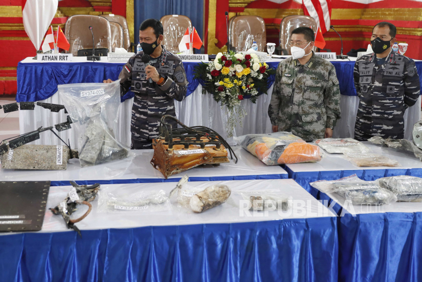  Perwira militer menunjukkan bagian-bagian dari kapal selam Angkatan Laut Indonesia KRI Nanggala yang tenggelam dalam konferensi pers di sebuah komando di Denpasar, Bali, Selasa (18/5).