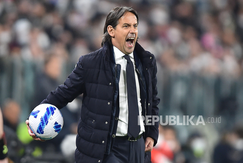  Pelatih kepala Inter Simone Inzaghi bereaksi saat pertandingan sepak bola Serie A Italia antara Juventus FC dan Inter Milan di Turin, Italia,  Senin (4/4) dini hari WIB.