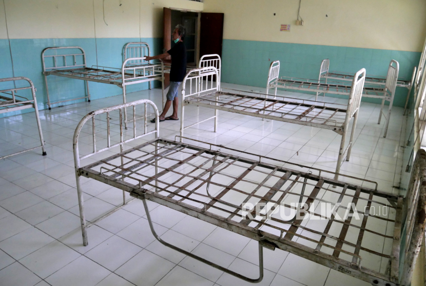 Pekerja memeriksa kondisi tempat tidur di Rumah Sakit Veteran Patmasuri, Bantul, Yogyakarta, Selasa (12/1). Pemkab Bantul menyiapkan lokasi isolasi warga terpapar Covid-19 di RS Veteran Patmasuri. RS tidak terpakai ini direnovasi agar layak menjadi lokasi rujukan Covid-19. Kapasitas yang disediakan RS ini sekitar 50 tempat tidur.