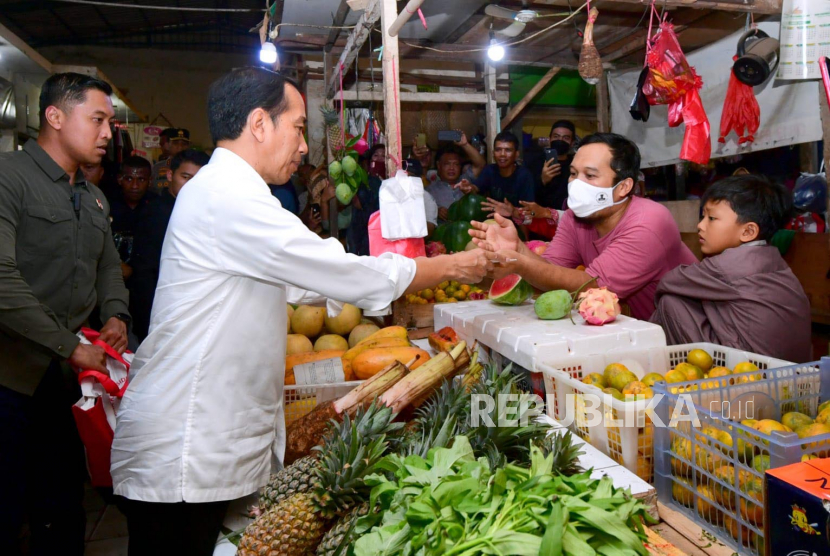 Presiden Jokowi saat mengecek harga kebutuhan pokok jelang Idul Adha, di Pasar Tohaga Parung dan Pasar Parungpung, Kabupaten Bogor, Jawa Barat, Rabu (21/6/2023).
