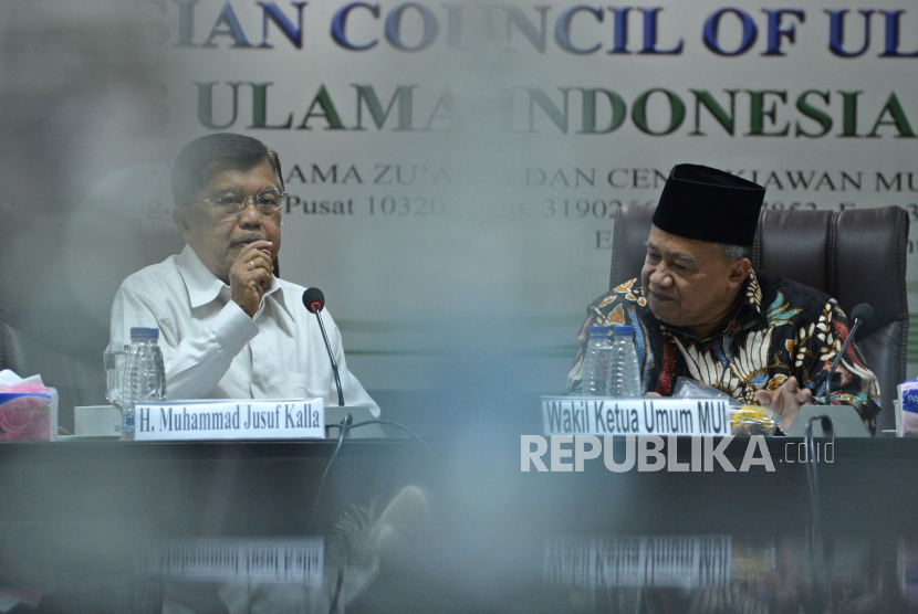 Wakil Ketua Umum MUI Muhyiddin Junaidi (kanan) bersama Ketua Umum Dewan Masjid Indonesia (DMI) Jusuf Kalla menyampaikan keterangan pers terkait Fatwa Nomor 14 Tahun 2020 tentang penyelenggaraan ibadah dalam situasi wabah COVID-19 di Jakarta, Selasa (17/3/2020). Fatwa MUI tersebut mengatur di antaranya membolehkan masyarakat untuk mengganti shalat Jumat dengan salat Zuhur demi mencegah penyebaran COVID-19 bagi orang-orang sehat dan melarang sementara pelaksanaan ibadah yang membuat konsentrasi massa bagi umat Islam di wilayah yang  kondisi penyebaran virus Corona sudah tak terkendali. ANTARA FOTO/Aditya Pradana Putra/nz. (Antara/Aditya Pradana Putra)