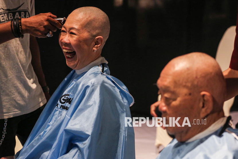 Seorang relawan tertawa saat mencukur rambutnya pada aksi Berani Potong Gundul di Atrium Queen City Mall, Semarang, Jawa Tengah, Sabtu (8/2/2025). Aksi dalam rangka memperingati Hari Kanker Anak Internasional 2025 tersebut digelar oleh Yayasan Kasih Anak Kanker Indonesia (YKAKI) Kota Semarang untuk memberikan semangat kepada para anak penderita kanker di seluruh dunia dan juga menampung donasi bagi para pejuang kanker di Indonesia. 