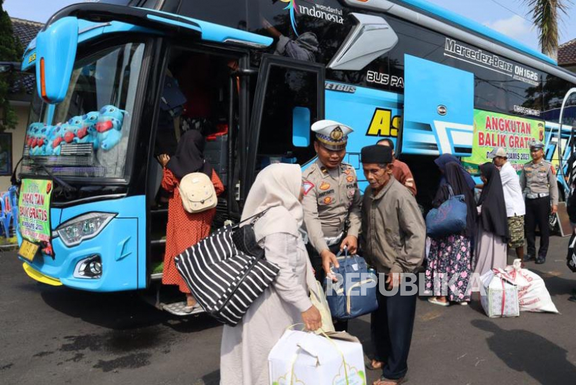 Polres Ciamis memberangkatkan satu bus program Balik Gratis arah Jakarta dari Markas Polres Ciamis, Jawa Barat, Kamis (27/4/2023).