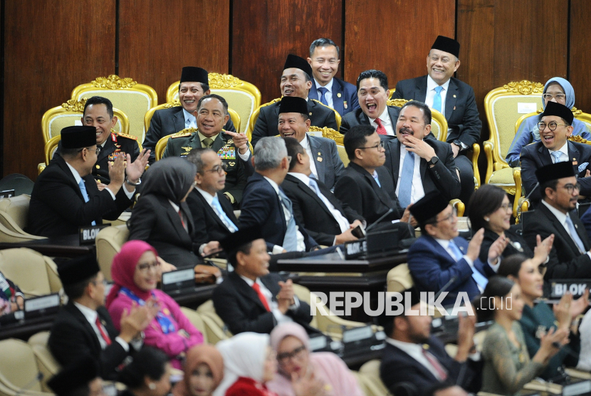Suasana Sidang Paripurna Pembukaan Masa Persidangan I DPR Tahun Sidang 2025-2026 di Gedung Nusantara, Kompleks Parlemen, Jakarta, Jumat (15/8/2025). DPR telah memutuskan memangkas jumlah tunjangan anggota DPR menjadi Rp65 juta per bulan.