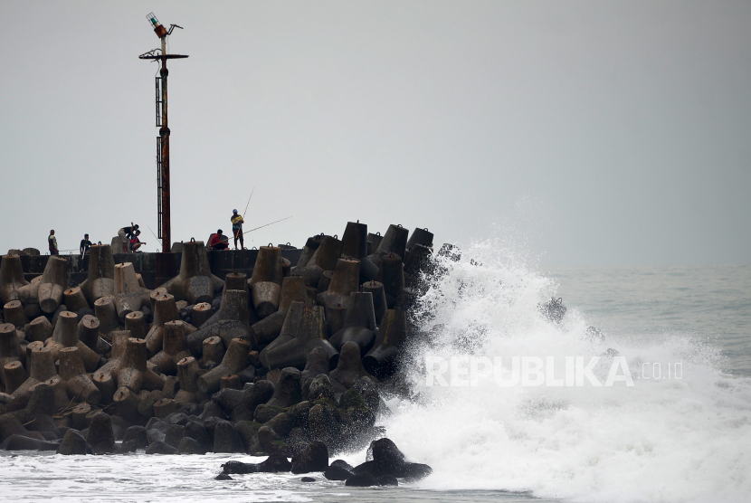 Gelombang tinggi di Pantai Glagah, Kulonprogo, DI Yogyakarta. 