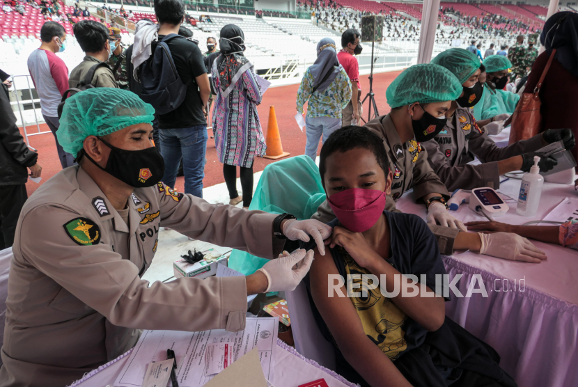 Tenaga kesehatan menyuntikan vaksin Covid-19 kepada warga berusia 12-17 tahun di Stadion Utama Gelora Bung Karno, Jakarta, Sabtu (1/7). Vaksinasi massal tersebut diperuntukan bagi kalangan anak usia 12-17 tahun dan masyarakat umum yang berlangsung hingga 4 Juli 2021 dengan target 1,3 juta anak usia 12-17 tahun di DKI Jakarta telah divaksin. Republika/Thoudy Badai