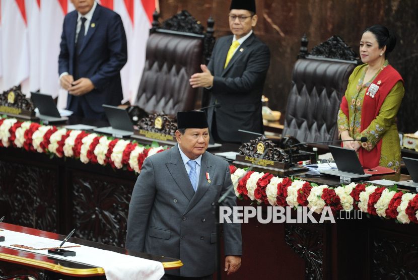 Presiden Prabowo Subianto bersiap menyampaikan pidato dalam Sidang Paripurna Pembukaan Masa Persidangan I DPR Tahun Sidang 2025-2026 di Gedung Nusantara, Kompleks Parlemen, Jakarta, Jumat (15/8/2025). Dalam sidang tersebut Presiden Prabowo Subianto menyampaikan pidato kenegaraan dalam rangka Penyampaian Pengantar/Keterangan Pemerintah atas RUU tentang APBN Tahun Anggaran 2026 beserta Nota Keuangan.