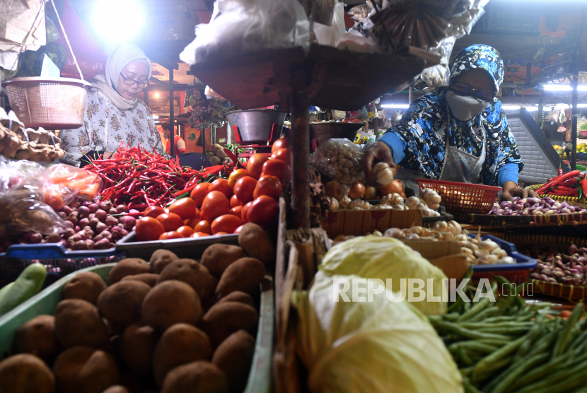 Pedagang sayuran menunggu calon pembeli di Pasar Pondok Labu, Jakarta Selatan, Senin (1/3). Badan Pusat Statistik (BPS) menyatakan laju inflasi pada April 2021 sebesar 0,13 persen. 