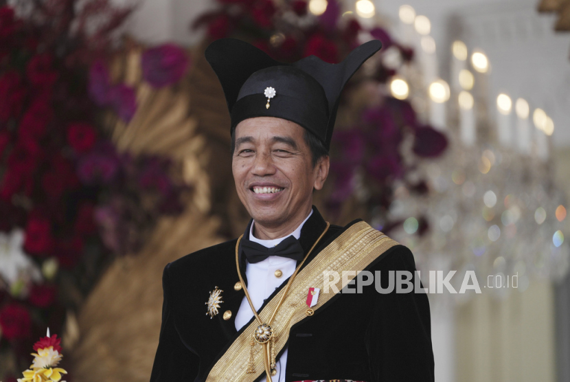 Presiden Republik Indonesia Joko Widodo mengenakan pakaian adat Ageman Songkok Singkepan Ageng, dari Keraton Surakarta Hadiningrat saat upacara pengibaran bendera di Istana Negara. 