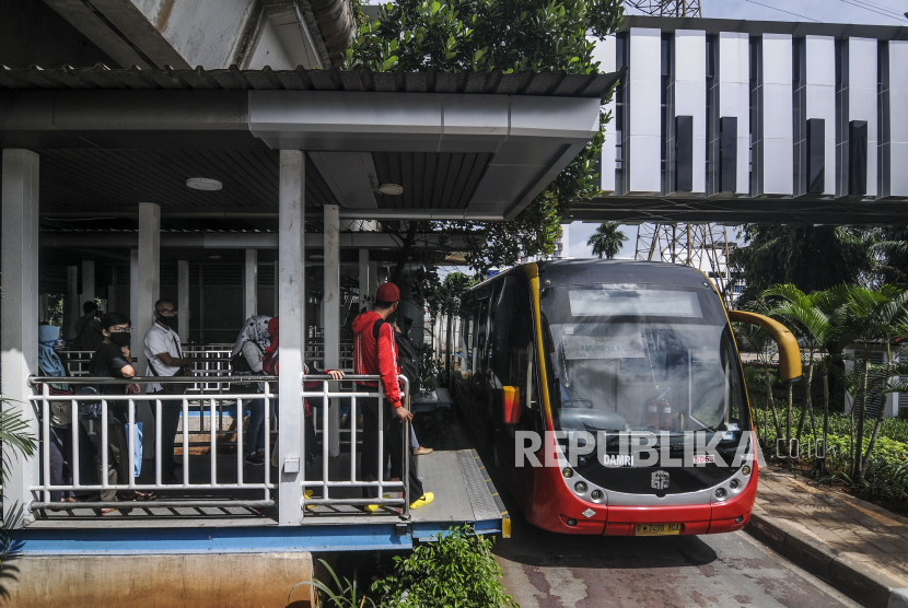Transjakarta.  Transportasi publik di DKI Jakarta mulai hari ini, Selasa (9/2) beroperasi hingga pukul 22.00 WIB.