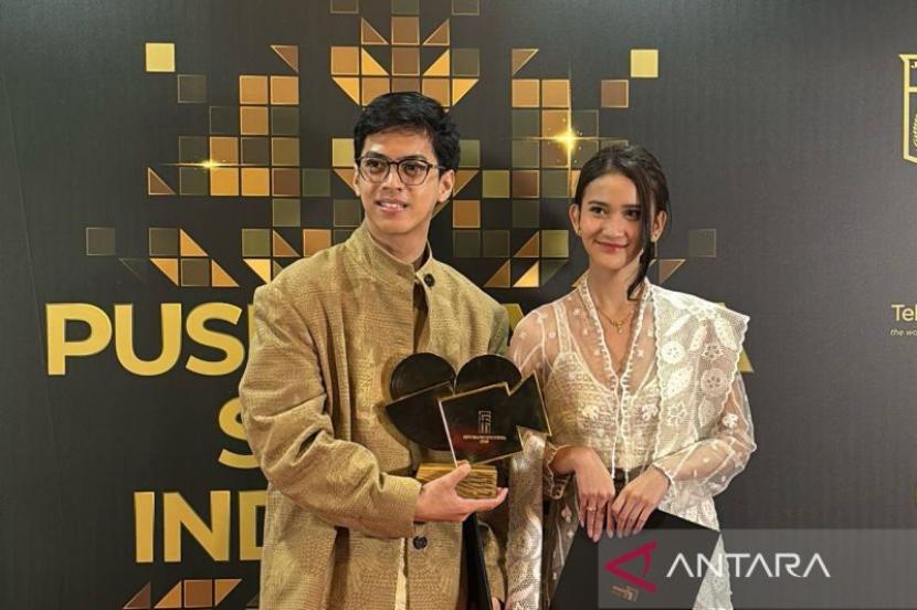 Aktor El Putra Sarira dan aktris Leya Princy saat menerima penghargaan Aktor dan Aktris Pilihan Penonton di Festival Film Indonesia 2025..