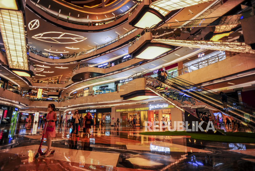 Pengunjung beraktivitas di pusat perbelanjaan Lippo Mall Kemang, Jakarta. (ilustrasi) Republika/Putra M. Akbar
