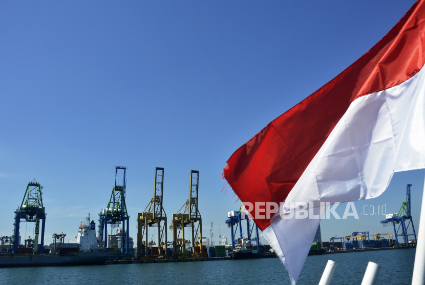 Aktivitas bongkar muat peti kemas di Pelabuhan Sukarno Hatta, Makassar, Sulawesi Selatan, Ahad (8/8). Pemerintah memproyeksikan pertumbuhan ekonomi sebesar empat persen pada kuartal III 2021.
