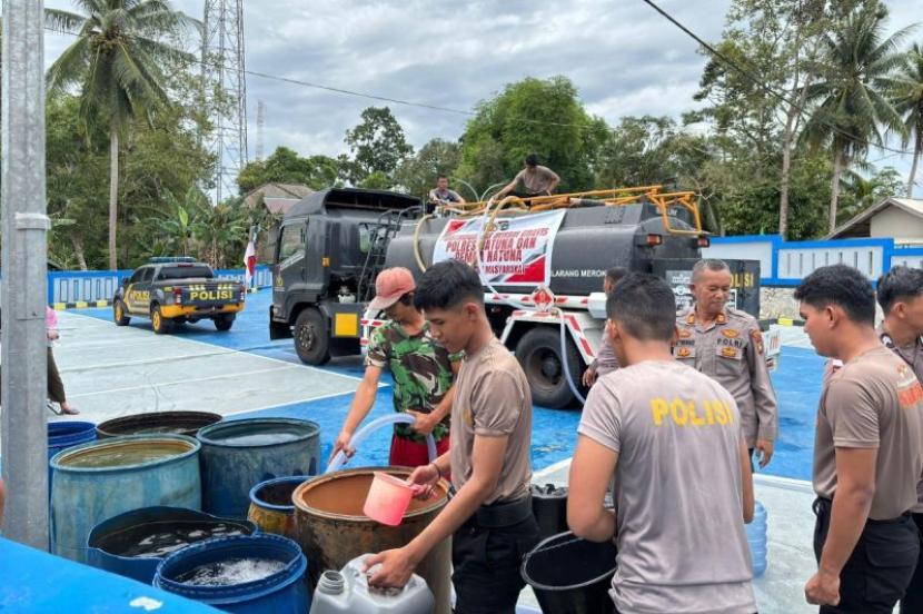 Polres Natuna salurkan 8 ton air bersih atasi kekeringan di Binjai.