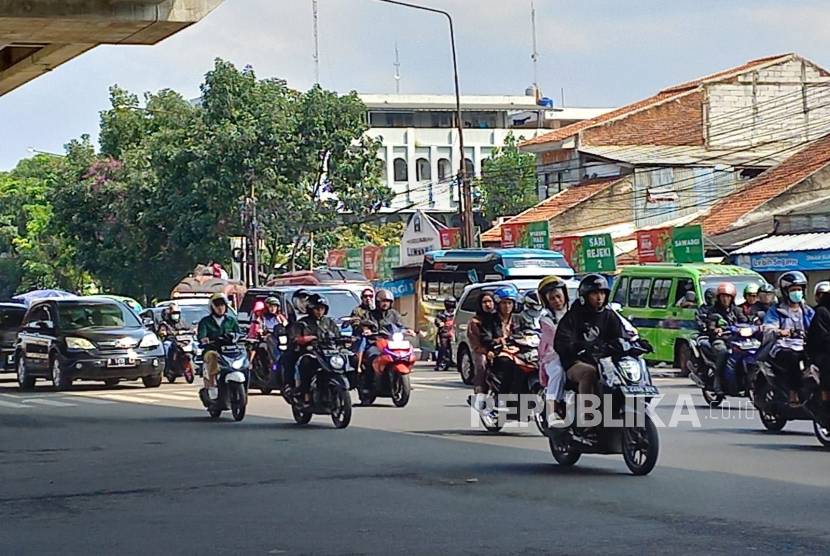 Sejumlah ruas jalan di Kota Bandung dipadati oleh pengendara motor dan mobil yang hendak bersilaturahmi lebaran. Beberapa titik ruas jalan sempat terjadi kepadatan kendaraan, Sabtu (22/4/2024). Foto 