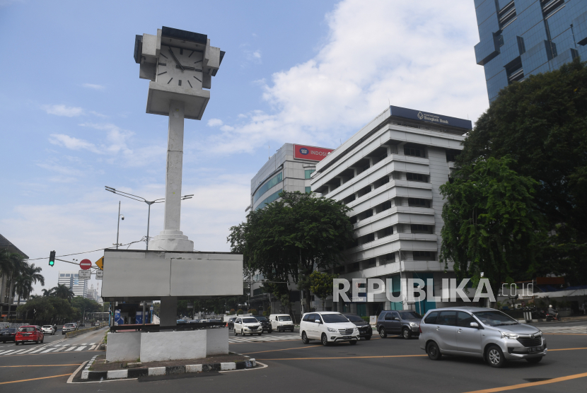 Sejumlah kendaraan melintasi Tugu Jam Thamrin di Jakarta, Minggu (8/11/2020). PT MRT Jakarta akan merelokasi cagar budaya Tugu Jam Thamrin di persimpangan Jalan MH Thamrin dan Jalan Kebon Sirih sebagai bagian dalam pembangunan fase 2A segmen 1 rute Bundaran HI- Monas. 